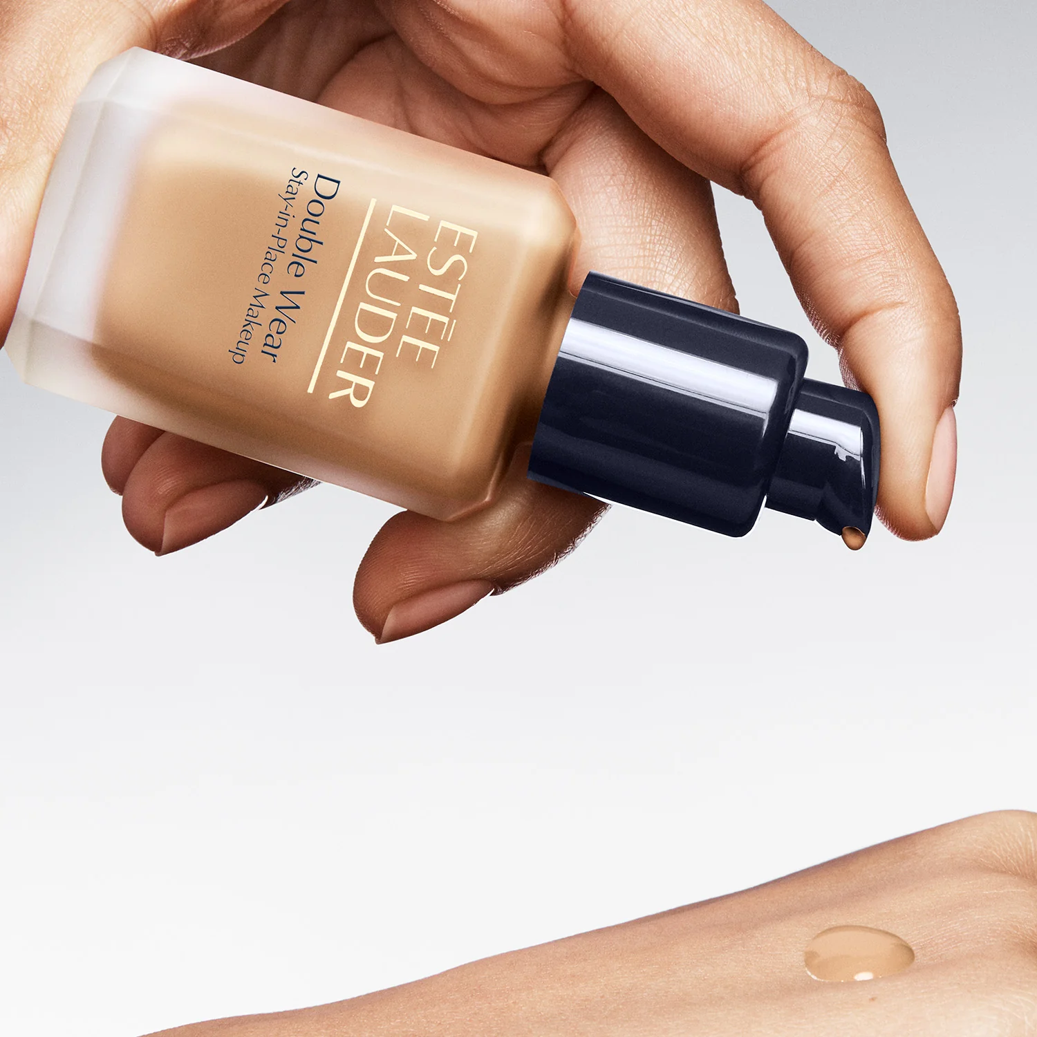ESTEE LAUDER Double Wear Makeup Pump - Image 2